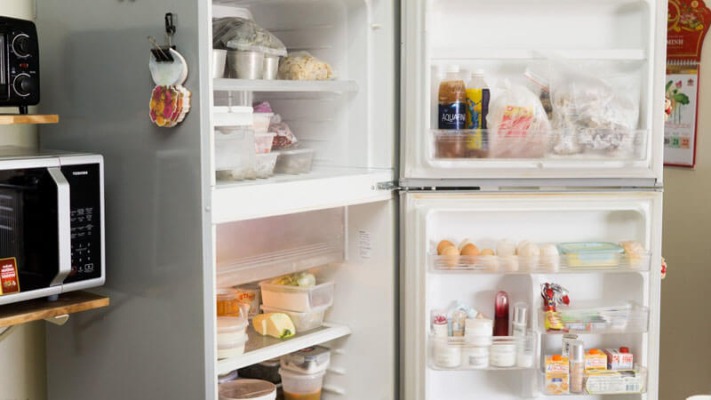 Không để quá nhiều thực phảm ở cánh cửa tủ lạnh